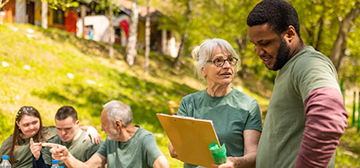 A group of Associated Bank colleagues volunteer together